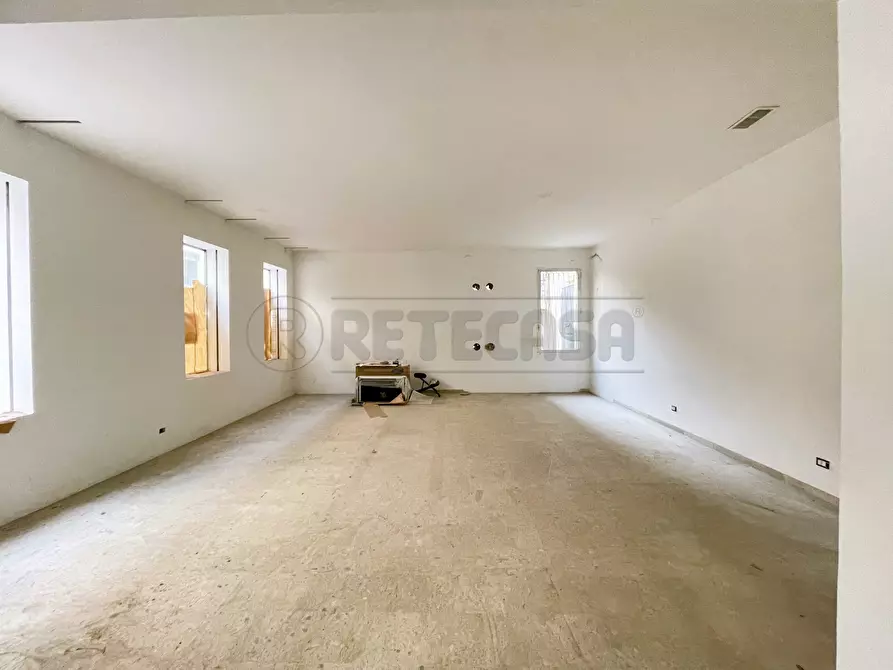 Immagine 11 di Locale commerciale in vendita  in Riviera dei Ponti Romani 13 a Padova