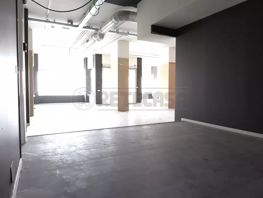 Immagine 26 di Locale commerciale in vendita  in Viale Verona 251 a Vicenza