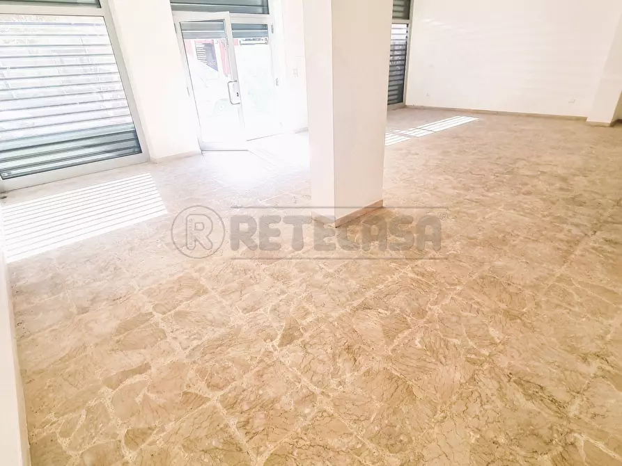 Immagine 6 di Locale commerciale in vendita  a Pescara