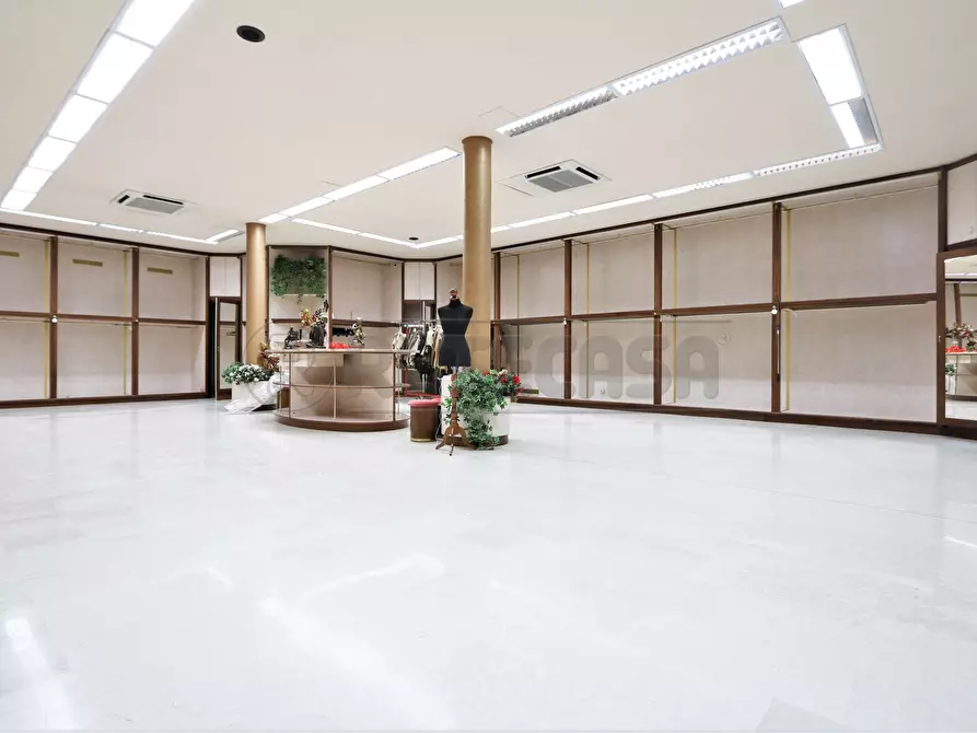 Immagine 1 di Locale commerciale in affitto  a Torri Di Quartesolo