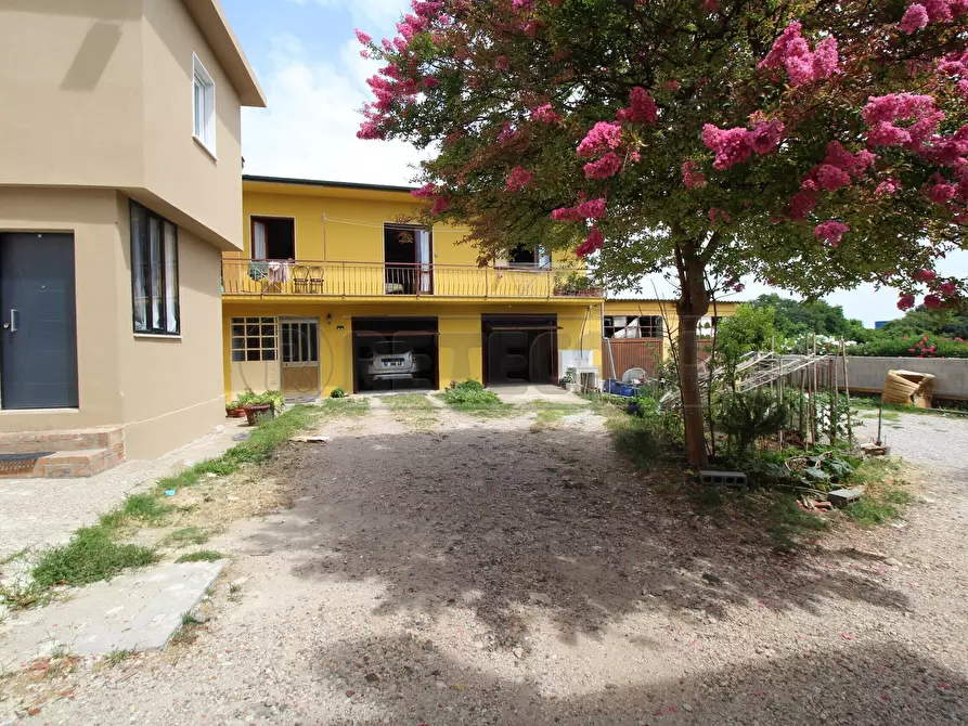 Immagine 1 di Casa semindipendente in vendita  in Via Trento 66 a Montebello Vicentino