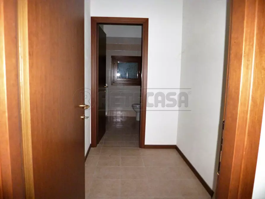 Immagine 9 di Locale commerciale in vendita  a Zermeghedo