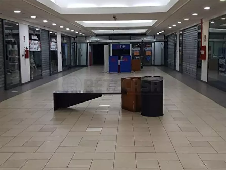 Immagine 9 di Locale commerciale in vendita  in Località Tremestieri 379 a Messina