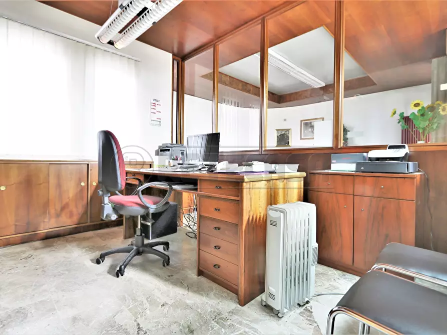 Immagine 14 di Locale commerciale in affitto  a Torri Di Quartesolo