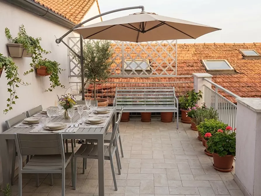 Immagine 1 di Porzione di casa in affitto  a Viareggio