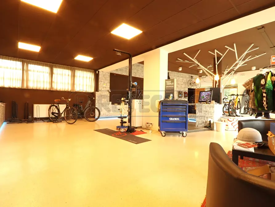 Immagine 8 di Locale commerciale in vendita  in viale della pace 169 a Vicenza