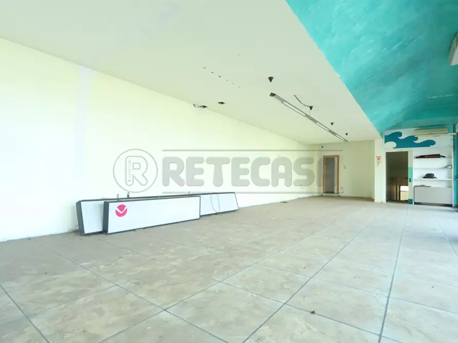 Immagine 3 di Locale commerciale in vendita  in Viale Giuseppe Verdi 32 a Vicenza