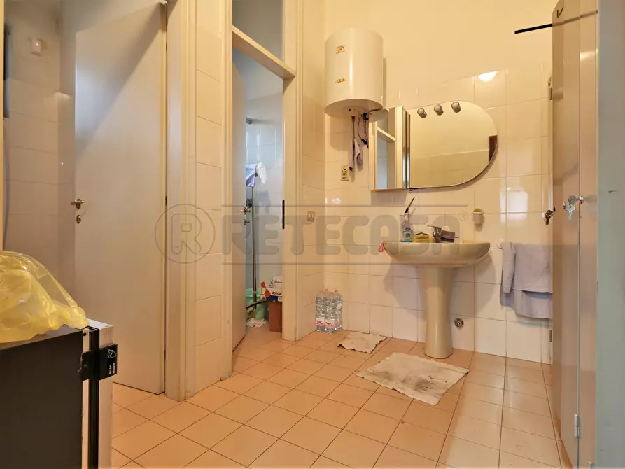 Immagine 21 di Locale commerciale in affitto  a Torri Di Quartesolo