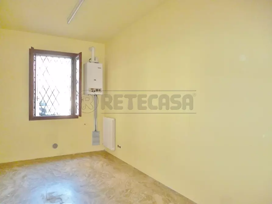 Immagine 8 di Locale commerciale in affitto  a Montebello Vicentino