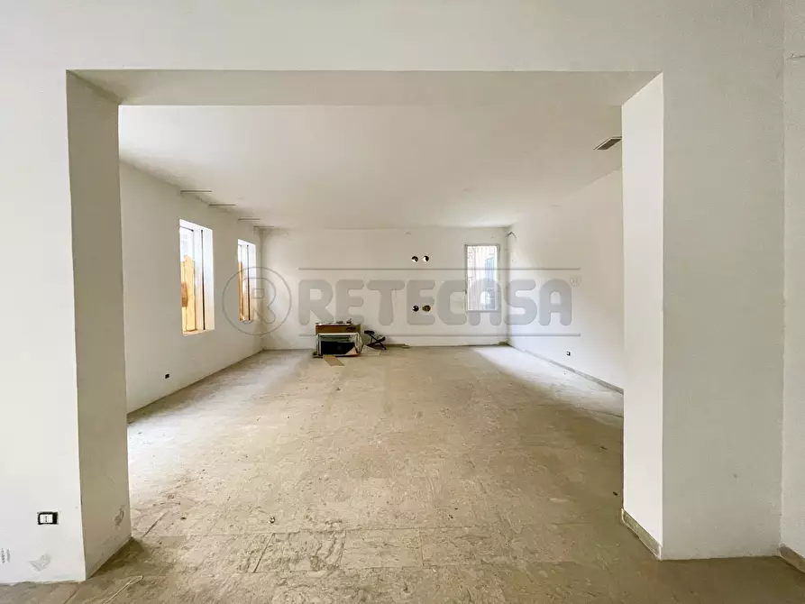 Immagine 10 di Locale commerciale in vendita  in Riviera dei Ponti Romani 13 a Padova