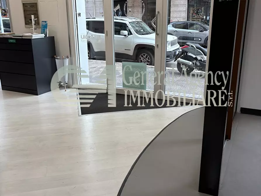 Immagine 18 di Locale commerciale in affitto  in Via Albano 62 a Roma