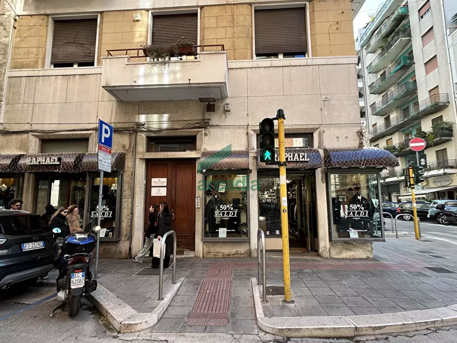 Immagine 7 di Locale commerciale in vendita  in Via Dante Alighieri 22 a Bari