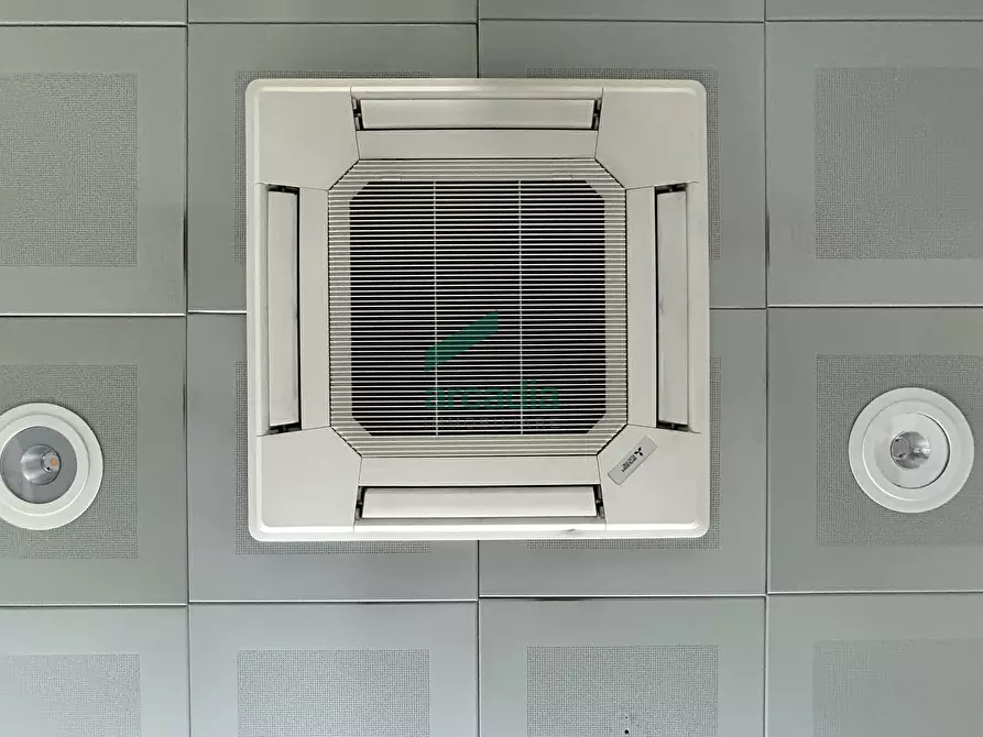 Immagine 5 di Locale commerciale in vendita  in Via Giovanni Amendola 205 a Bari