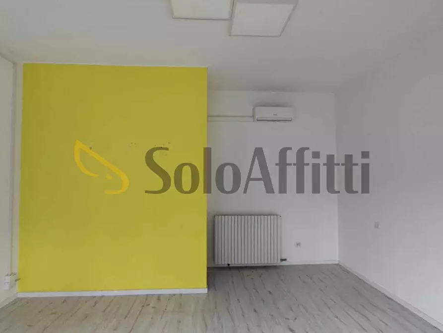 Immagine 1 di Locale commerciale in affitto  in Piazzale Caduti Saronnesi 8 a Saronno