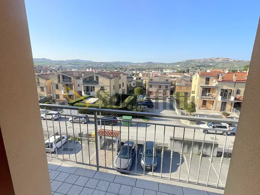 Immagine 15 di Trilocale in affitto  a Osimo