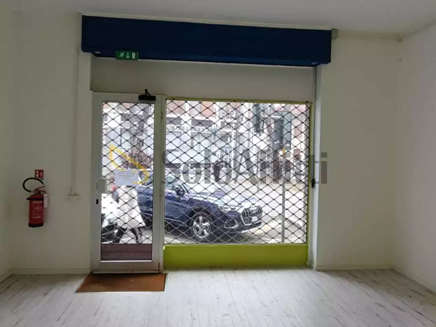 Immagine 10 di Locale commerciale in affitto  in Piazzale Caduti Saronnesi 8 a Saronno