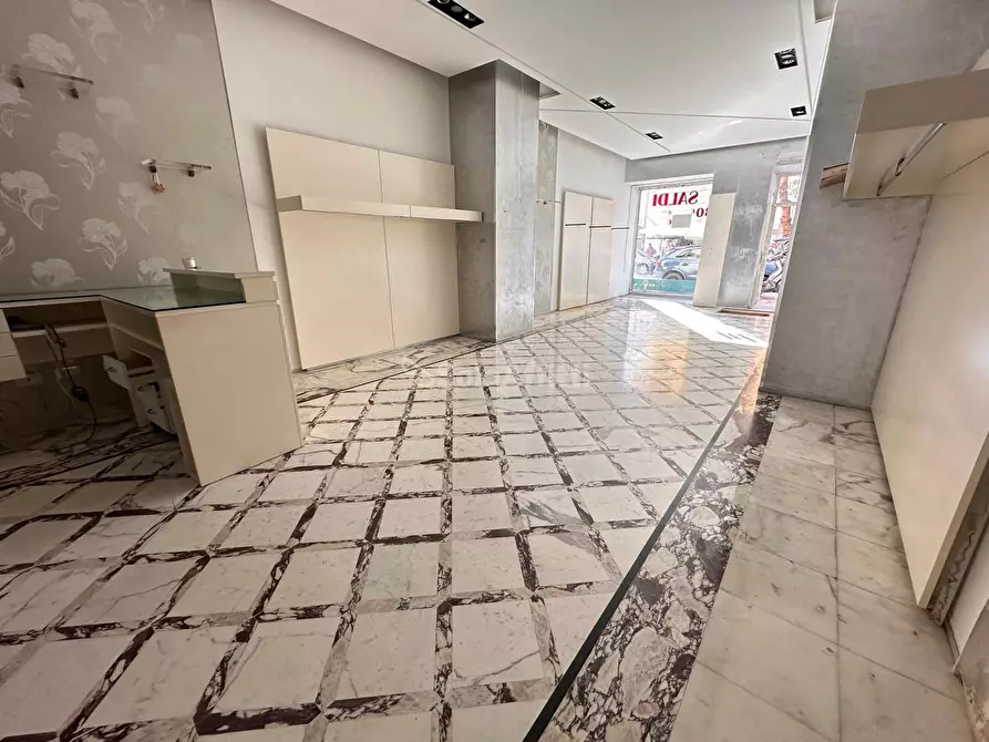 Immagine 11 di Locale commerciale in affitto  in Corso Trieste 189 a Caserta