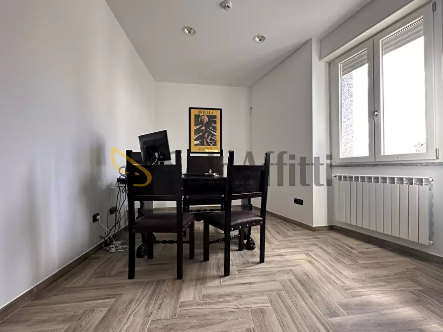 Immagine 9 di Ufficio in affitto  a Catanzaro