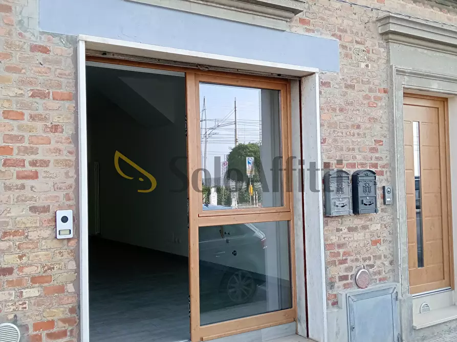Immagine 4 di Laboratorio in affitto  a Falconara Marittima