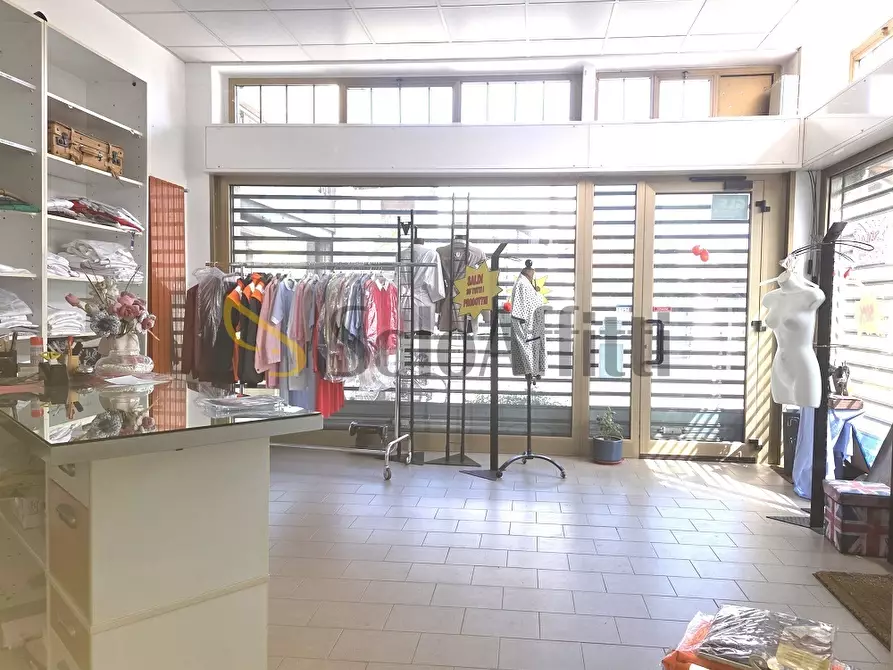 Immagine 1 di Locale commerciale in affitto  in Via Leonardo Da Vinci 35 a Limbiate