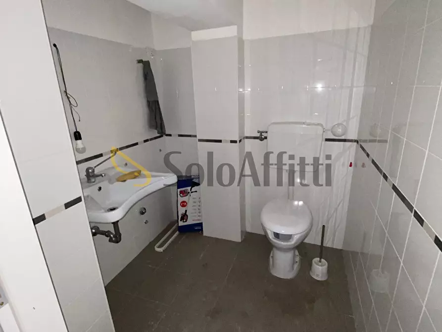 Immagine 10 di Locale commerciale in affitto  a Frosinone