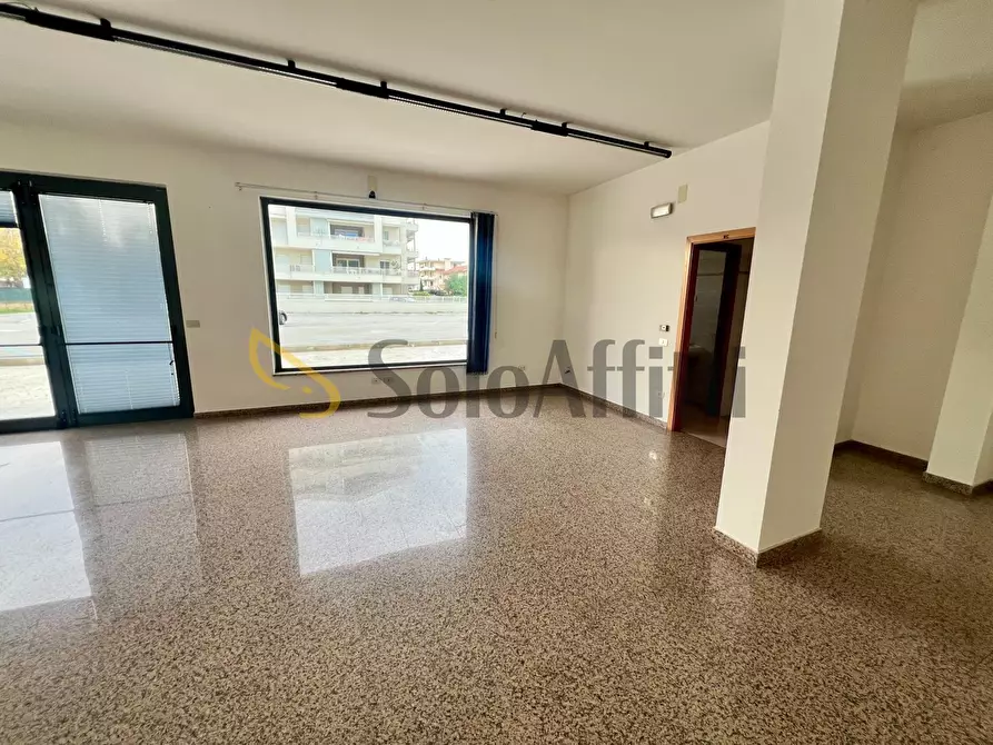 Immagine 4 di Locale commerciale in affitto  in Via Malta 4 a Alba Adriatica