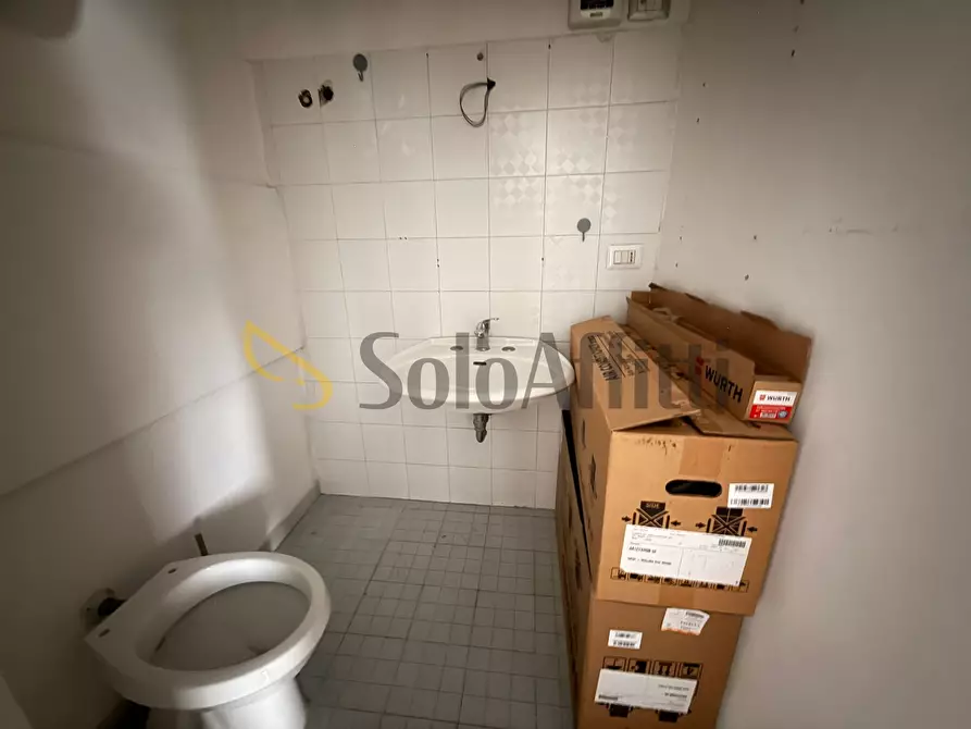 Immagine 14 di Locale commerciale in affitto  in via Colombo 24 a Caserta