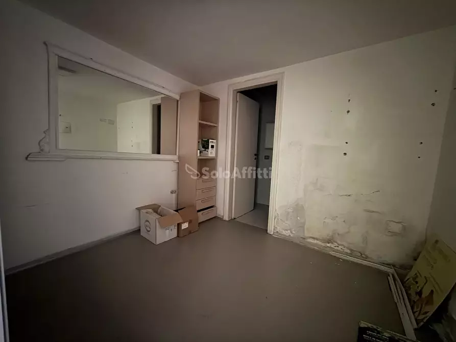 Immagine 6 di Locale commerciale in affitto  in Via Renato de Martino 4 a Caserta