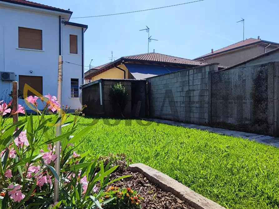 Immagine 11 di Bilocale in affitto  in Via Feltre a Varedo