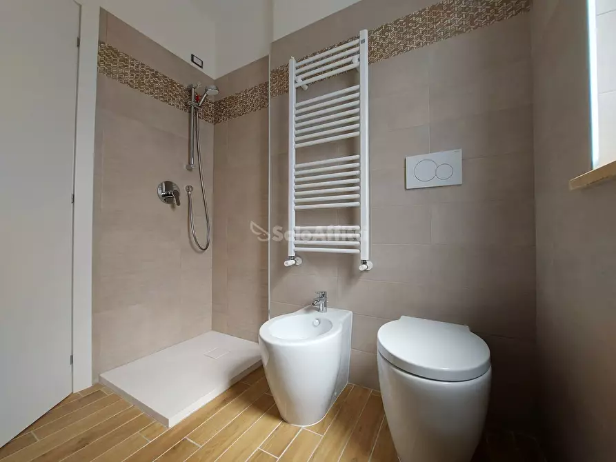 Immagine 43 di Trilocale in affitto  in Via del Castello a Roma