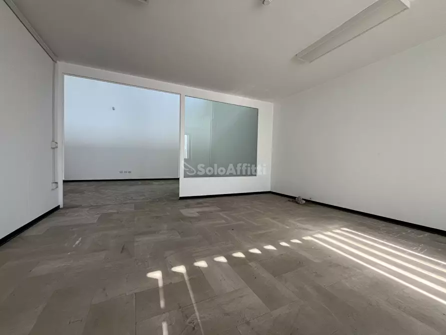 Immagine 14 di Locale commerciale in affitto  a Catanzaro