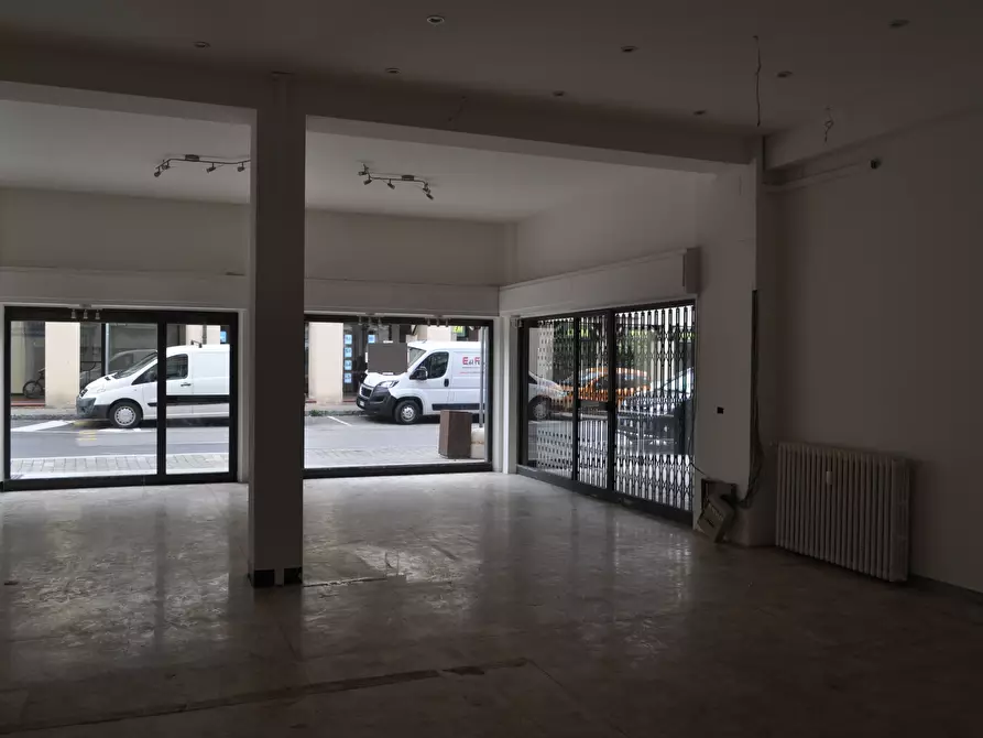 Immagine 11 di Locale commerciale in vendita  in via spezia 49 a Collecchio