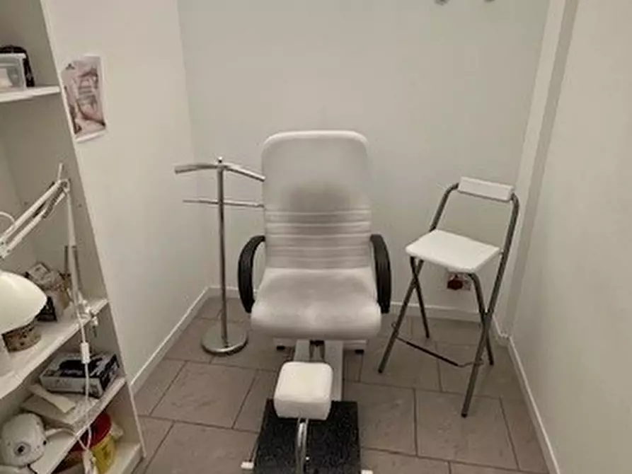 Immagine 9 di Locale commerciale in vendita  in Piazza Borsellino e Falcone 4 a Salsomaggiore Terme