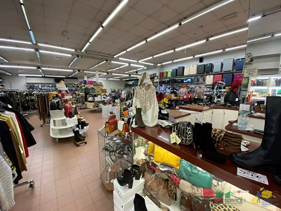 Immagine 4 di Locale commerciale in vendita  in Viale Sandro Pertini 1 a Collecchio