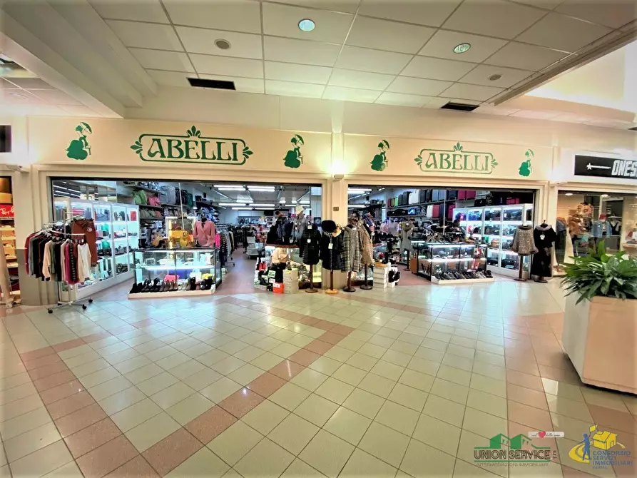 Immagine 1 di Locale commerciale in vendita  in Viale Sandro Pertini 1 a Collecchio