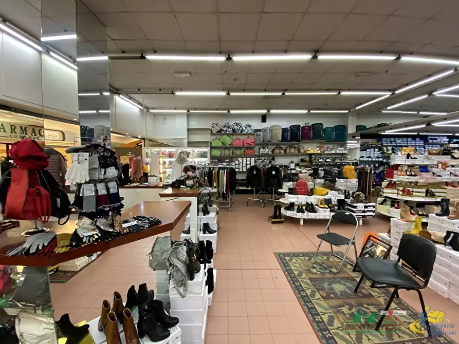 Immagine 7 di Locale commerciale in vendita  in Viale Sandro Pertini 1 a Collecchio