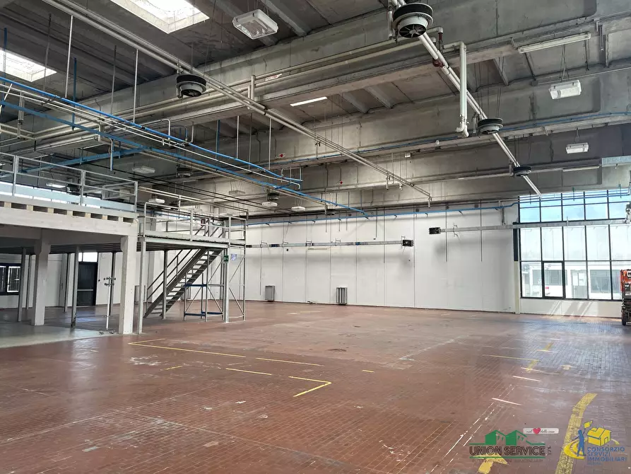Immagine 1 di Attività artigianale in vendita  in via Forlanini a Parma