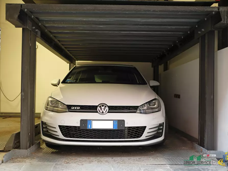 Immagine 1 di Garage in vendita  in Borgo Giambattista Fornovo a Parma