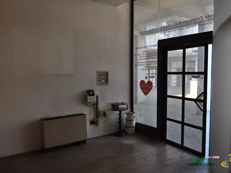 Immagine 23 di Locale commerciale in vendita  in Piazza Caduti di Superga a Parma