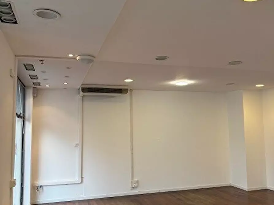 Immagine 6 di Locale commerciale in affitto  in Viale Antonio Gramsci 27A a Parma