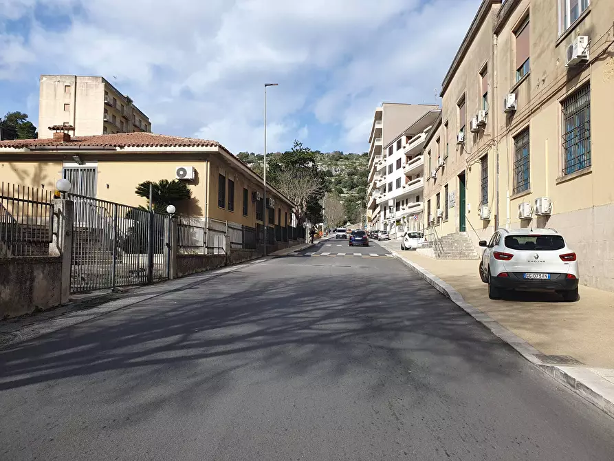 Immagine 6 di Locale commerciale in vendita  in C.SO UMBERTO I 448 a Modica