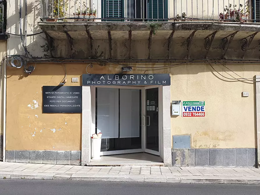 Immagine 4 di Locale commerciale in vendita  in C.SO UMBERTO I 448 a Modica
