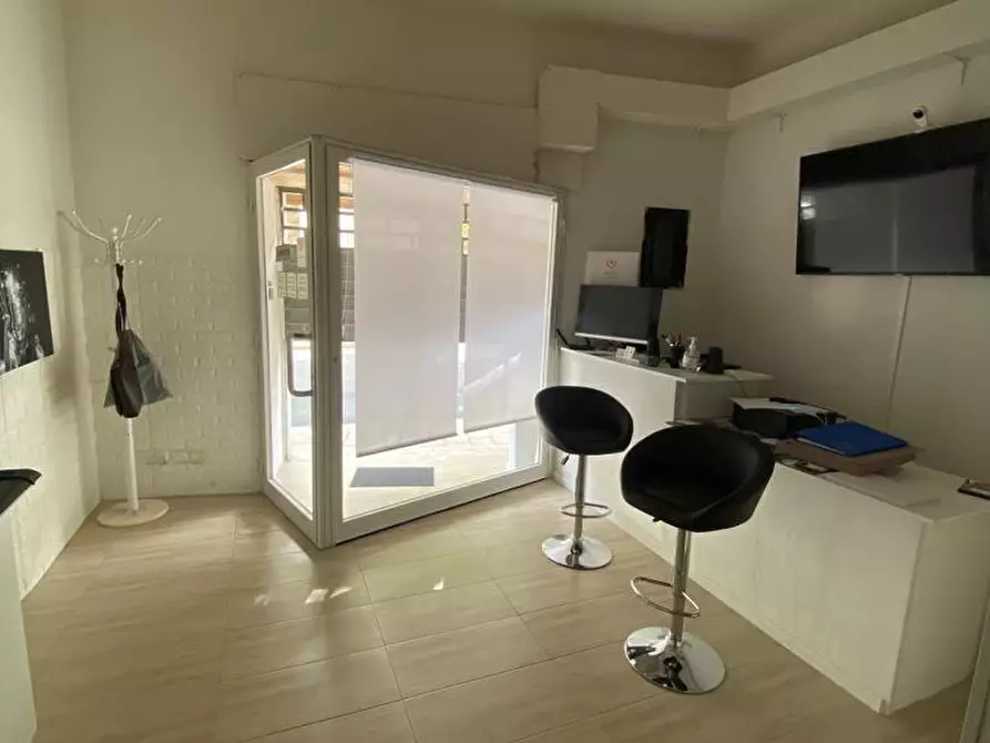 Immagine 9 di Locale commerciale in vendita  in C.SO UMBERTO I 448 a Modica