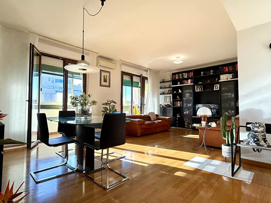 Immagine 1 di Pentalocale in vendita  in Via Allende 23 a Bologna