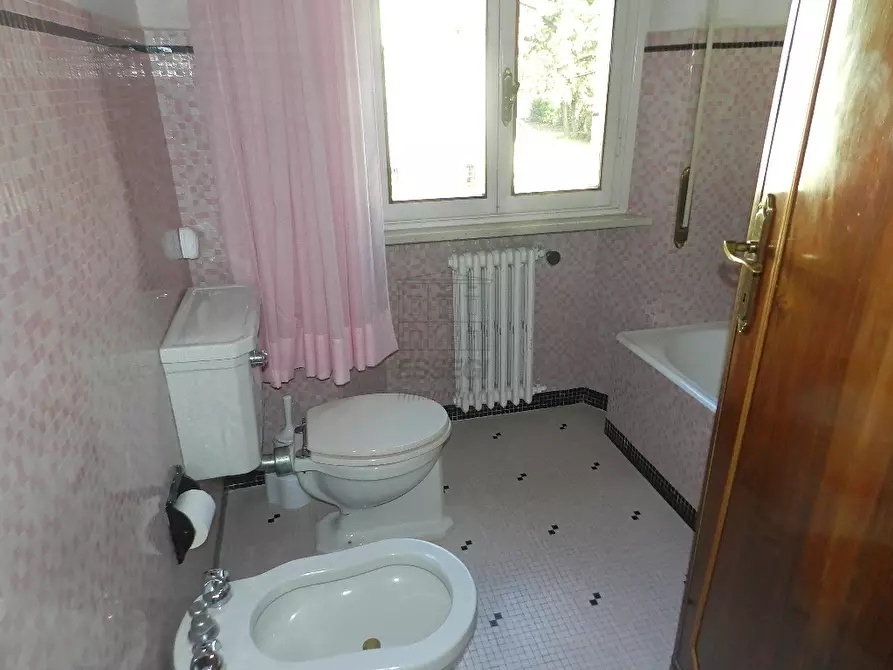 Immagine 10 di Villa in vendita  a Lucca