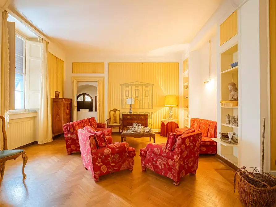 Immagine 3 di Appartamento in vendita  in Piazza San Michele 46 a Lucca