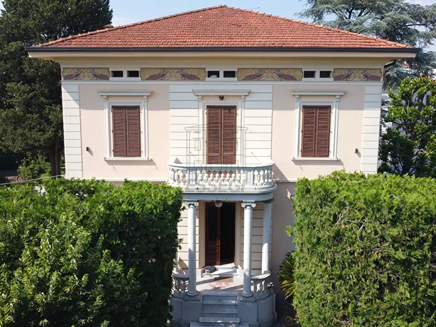 Immagine 1 di Villa in vendita  in Viale G. Puccini 7 a Lucca