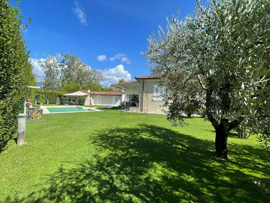 Immagine 4 di Villa in vendita  in Via di Moriano a Lucca