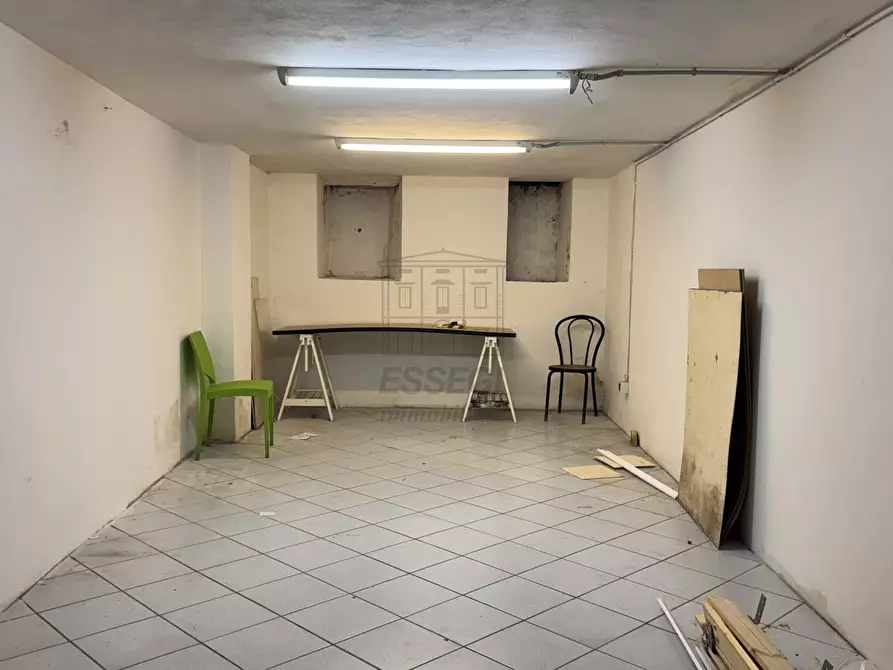 Immagine 4 di Locale commerciale in affitto  a Lucca
