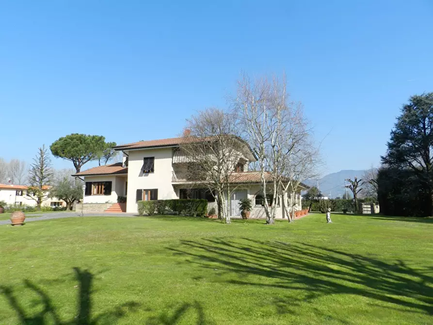 Immagine 3 di Villa in vendita  in Traversa II Via Vecchia Pesciatina 84 a Lucca
